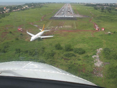 [Internacional] Avião sai da pista em Guiné e deixa dez feridos Mauritania_b737_conakry_100728_1