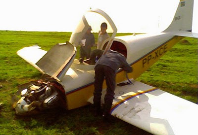 [Brasil] Avião monomotor faz pouso forçado em Divinópolis, MG  Aviao1divMG