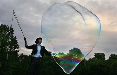 فقاعه الصابون الاكبر في العالم Giant-soap-bubbles-04