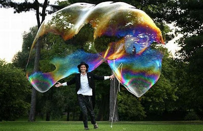 فقاعه الصابون الاكبر في العالم Giant-soap-bubbles-09