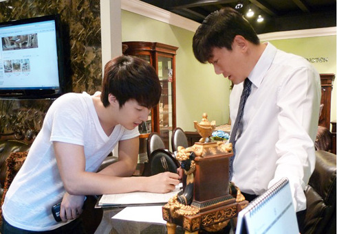 [RANDOM]SS501 Kim Hyung Joon bought new furniture HJB_mirage005