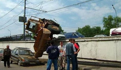 EXCLUSIVE:EXTRA ORDINARY:STRANGE CAR ACCIDENTS PHOTO COLLECTION Strange-car-crash-24