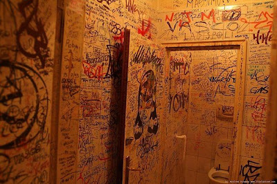 51 Kreatif Desain Grafitty Di Kamar Mandi Bathroom-graffiti-20