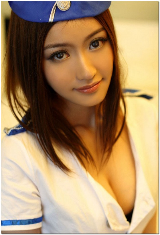 Em gái khoe vòng 1 đầy đặn Hong-Kong-air-stewardess-6