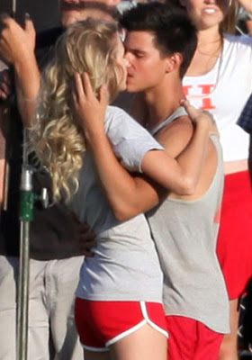 Taylor x2  31/07 TaylorTaylorMakeout