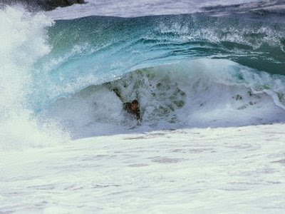 World in Water بحار العالــم .. جديد  1212957657_matt-larson-bodysurfing-under-a-razor