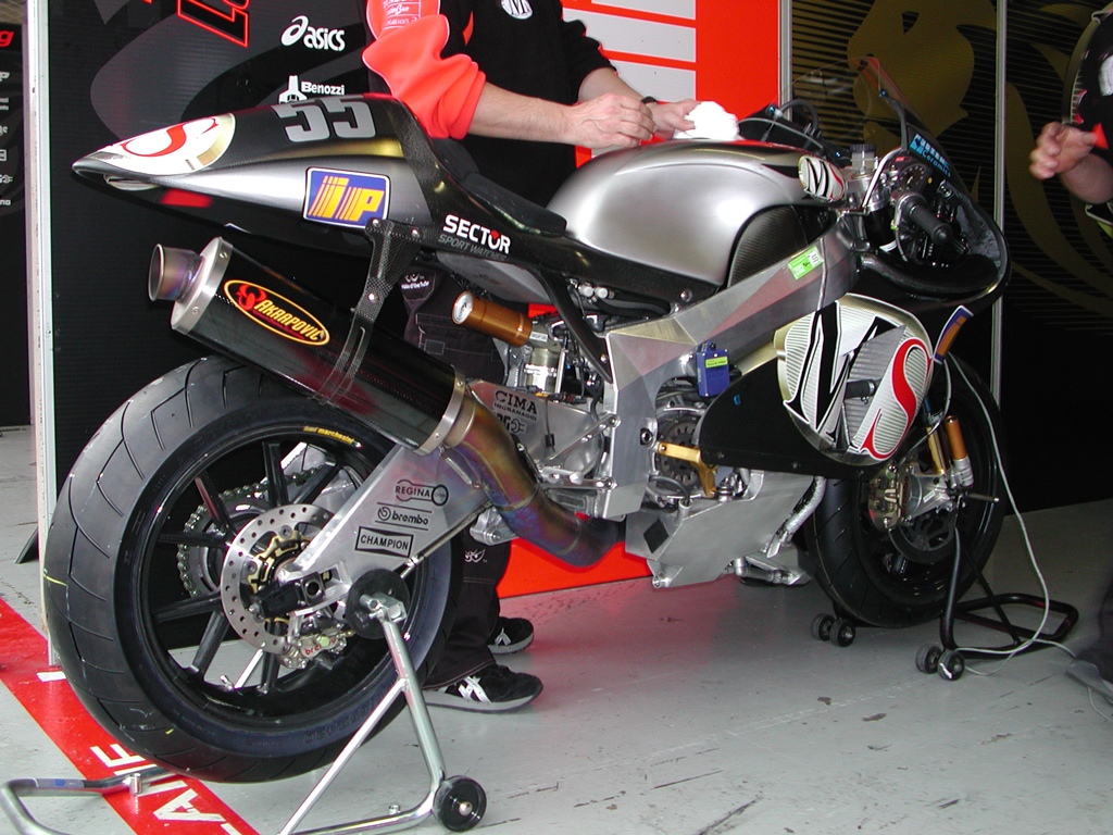 Machines de courses ( Race bikes ) - Page 10 ApriliaCube