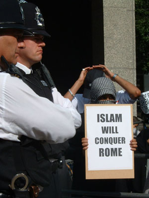 le niqad ou la burka - Page 4 Islam-conquer-rome-london