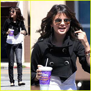 ازياء selena gomez ,,..  Selena-gomez-taco-bell