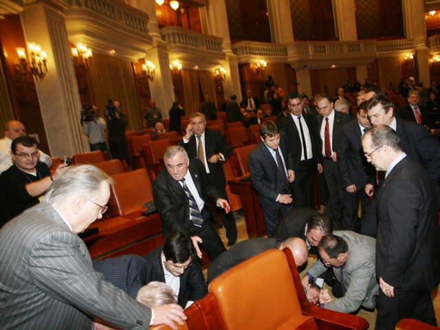 Un ciudadano se intenta suicidar en el pleno del Parlamento en protesta por la brutal politica de recortes del gobierno  143763-mihai-poziumschi-agerpres-4962640