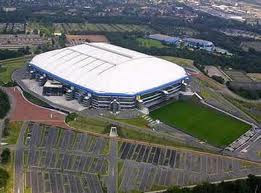 ¿A QUIÉN PERTENECE ESTE ESTADIO? - Página 4 Veltins-arena-estadio-schalke-04-gelsenkirchen-6-estrellas-futbol-cuerdo-atacando