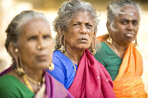 இலங்கை நடிகை நதிஷா பேரேரா புகைப்படம் - Page 4 2839-Photo-shows-Old-women-with-big-hole-in-their-ears