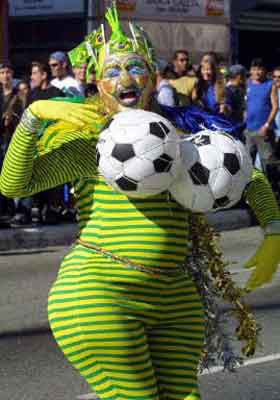 PHOTOS |¦[ { WORLD ❶ CUP FANS } ـ ]¦| Brazil-soccer-fan