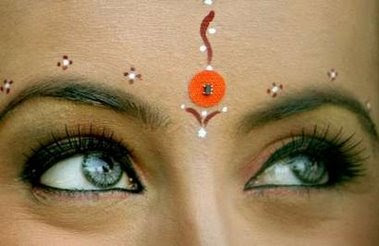 புருவ மலைகளில் Bindi