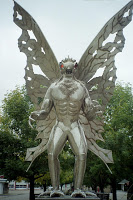 أهم احداث ما وراء الطبيعه في تاريخ البشرية - صفحة 2 Mothman_statue_2005