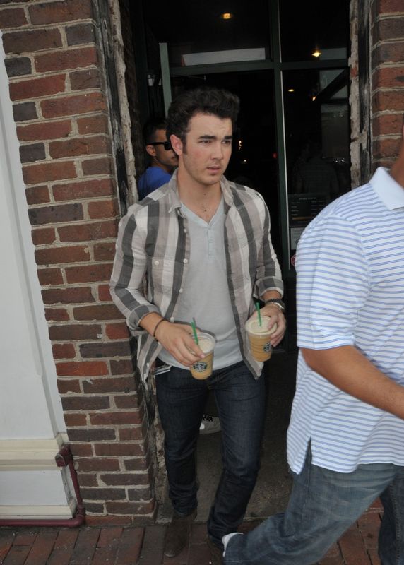 Kevin Jonas: candids y noticias - Página 4 96740831-bc1bf4b4e5e2fc82f698c5e1b9a95630.4be331e2-full