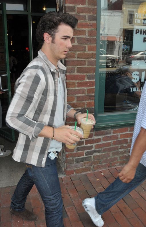 Kevin Jonas: candids y noticias - Página 4 96740921-64721aca864a7e83e1bdc5d142e8df71.4be331fb-full