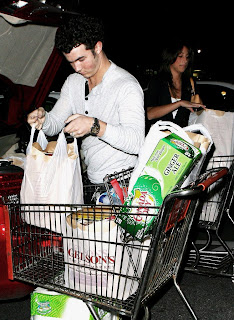 Kevin Jonas&Danielle Deleasa [CLOSED] - Página 4 4342894027_644e85e4c6_b