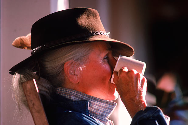 CAFETERÍA para todos - Página 19 Mujer-argentina-tomando-cafe-618nt010809