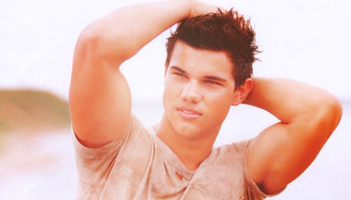 "I don't know how to turn on a computer." B´s Gallery - Página 3 Taylor-taylor-lautner-9231800-700-400