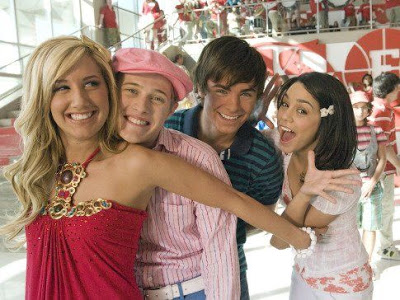 FOTOĞRAF DEPOSU High-school-musical-2-4-ashley-tisdale-vanessa-hudgens-zac-efron-lucas-grabeel-troy-bolton-sharpay-evans-ryan-evans