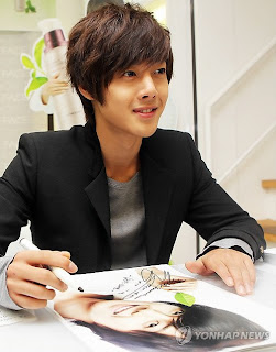 Kim Hyun Joong Firma de Autógrafos para The Face Shop (28/10/10) 68700_1430298080693_1330107401_31007792_6353310_n