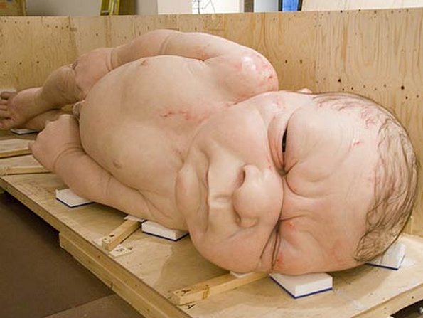 வினோதமான படங்கள்  Ron-mueck-artwork-sculpture-32