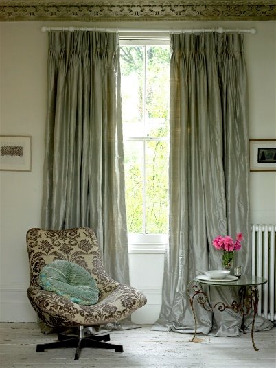 ستائر عصرية حديثة لنوافذ المنزل Modern curtains design for windows Sitting_room_-_grey_silk_curtains_%28Custom%29