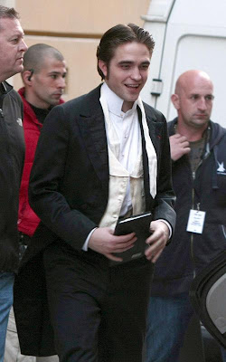 Imagenes/Videos en Promocion y Set de Bel Ami - Página 4 Robert-pattinson-040910-4