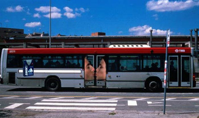 வேடிக்கையான படங்கள் 01 - Page 4 Advertising-buses-09