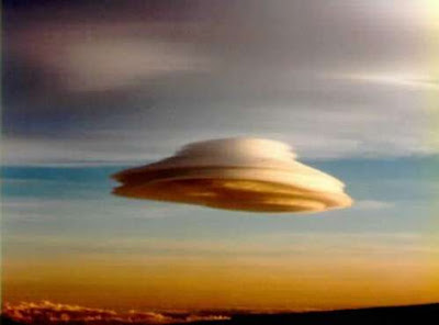 هذة صورنادرة للسحب حقيقيه بدون اي تعديل Lenticular-clouds