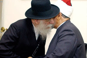 أدعوا مشايخ العرب لإعتناق المسيحية أو الكفر, بعد مشاهدة هدا Qaradawi%2Bwith%2Bjewish%2Banti-%2Bisrael%2Brabbes%2B2008%2Bapril30