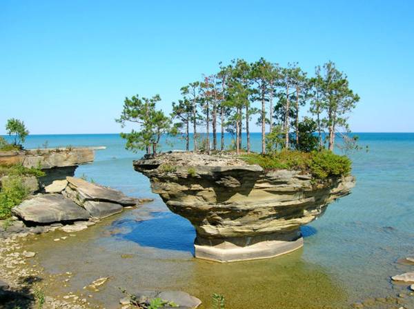 سبحان الله Turnip-Rock-Lake-Huron-020