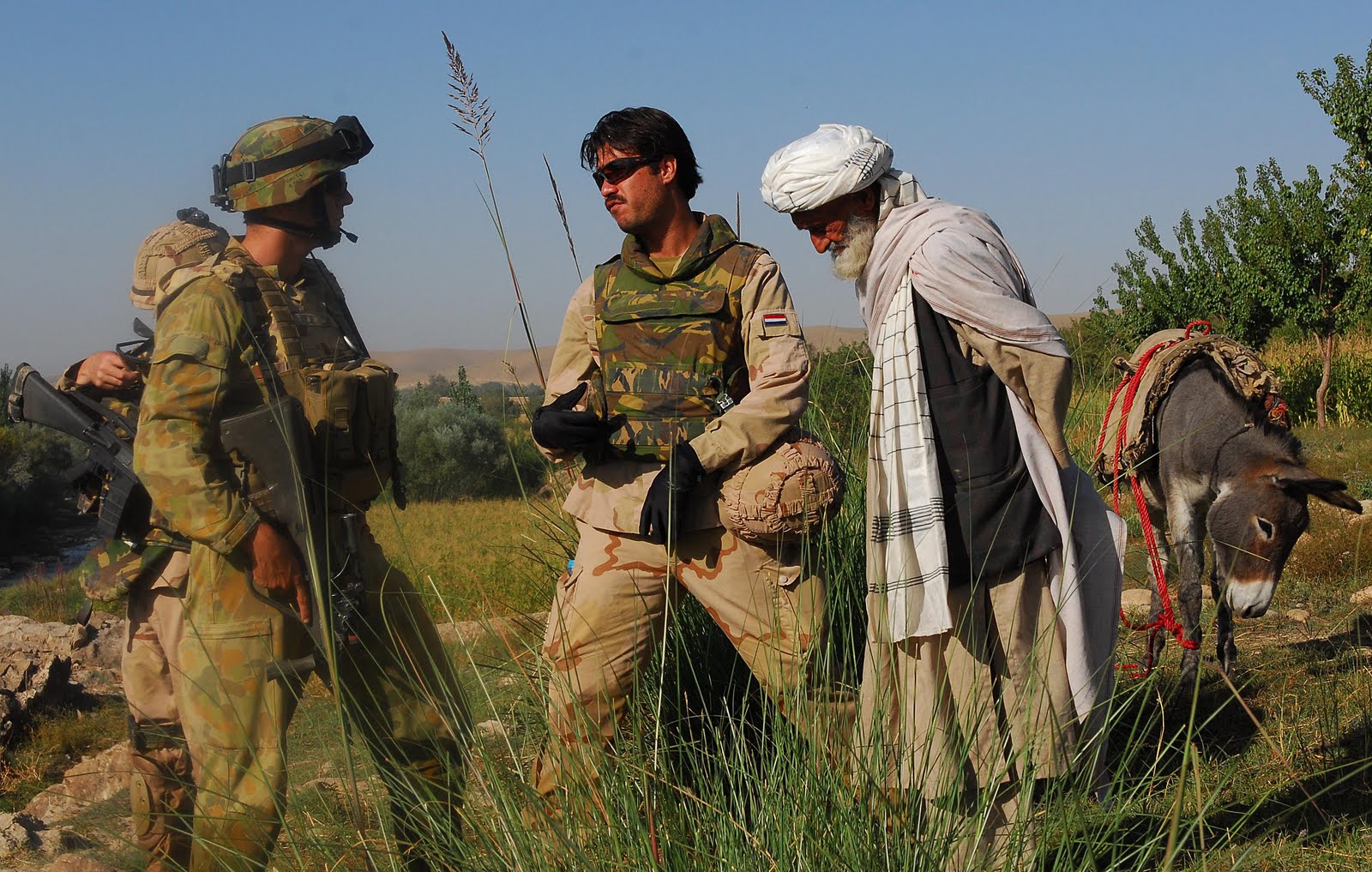 صور الحرب فى أفغانستان ................. Australian_and_Dutch_soldiers_with_Afghan_man_2009