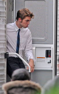 Robert Yeni Filmi için Çok Değişti... Robert-pattinson-suit-6189-7