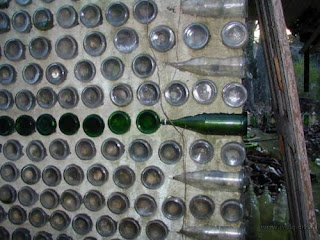 صور لبيت مصنوع بالزجاج Bottles_house_006