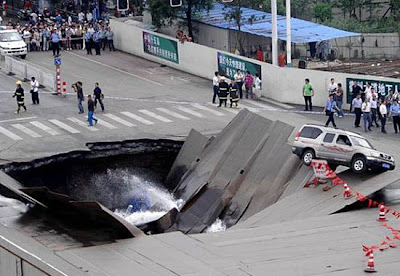 منور الكرة الارضية Sinkhole_04