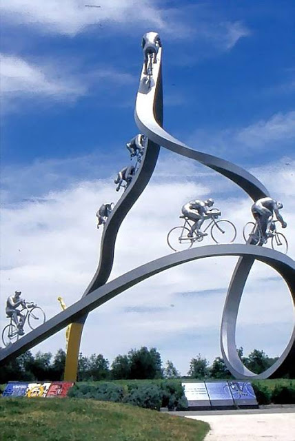 Bicikl kao spomenik , skulptura ili fenomen Italian_bike_monument_02