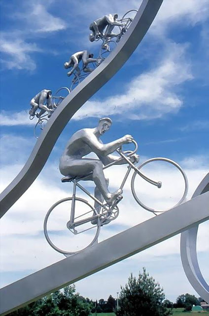 Bicikl kao spomenik , skulptura ili fenomen Italian_bike_monument_03
