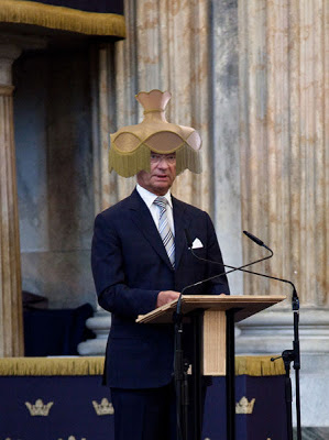 ملك السويد وحبه الشديد في لبس القبعات الغريبة والسخيفة صور مضحكة Swedish_king_who_640_11