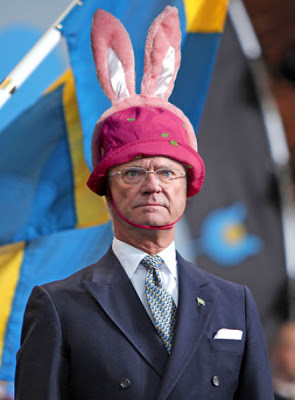 ملك السويد وحبه الشديد في لبس القبعات الغريبة  صور مضحكة  Swedish_king_who_640_01