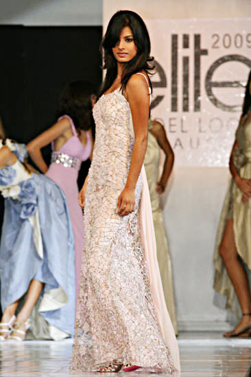 Những nhan sắc đáng nhớ ở MU (1952 -nay) Điểm danh người quen thành công ở Miss International.  (4) - Page 31 Elite-model-look-2009-laetitia-darche-in-evening-gown