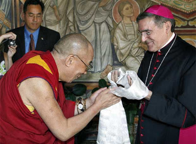 EL ANACRÓNICO FASTO DEL VATICANO Dalai_Lama_cierra_visita_Barcelona%5B1%5D