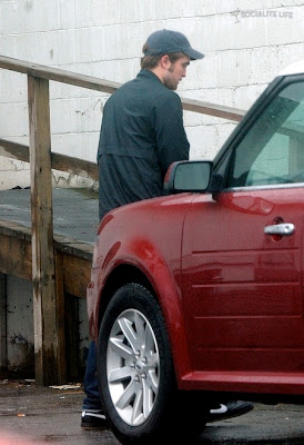 Imagenes / Videos Paparazzi de los Actores en Vancouver - Página 4 Gallery_main-robert-pattinson-eclipse-set-08102009-03