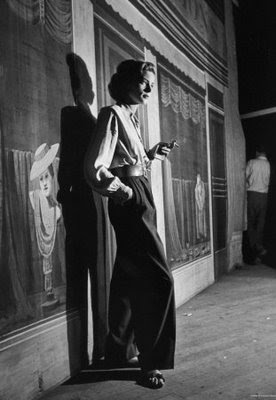 THE EDGE OF MIDNIGHT : Paper street - Page 2 Alfred-eisenstaedt-actress-lauren-bacall-smoking-a-cigarette-on-the-set-of-film-young-man-with-a-horn