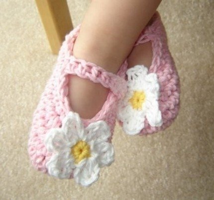  احذية كروشيه روعة  PINK%20little%20girl%20crochet%20slippers