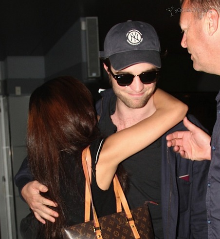 Robsten - Página 21 Gallery_main-robert-pattinson-hugs-fan-jfk-airport-07272009-13