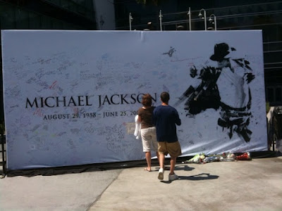 Un album en hommage a Michael Jackson MichaelJacksonMemorialServiceLiveCoverageRR01