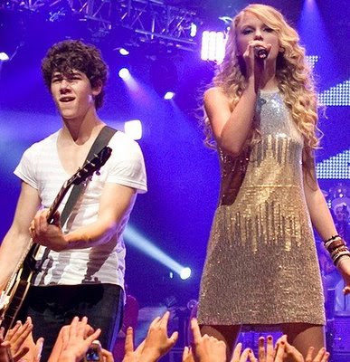 Nick Jonas y Taylor Swift son reconocidos por su labor caritativa en el 2010 Taylor-y-nick