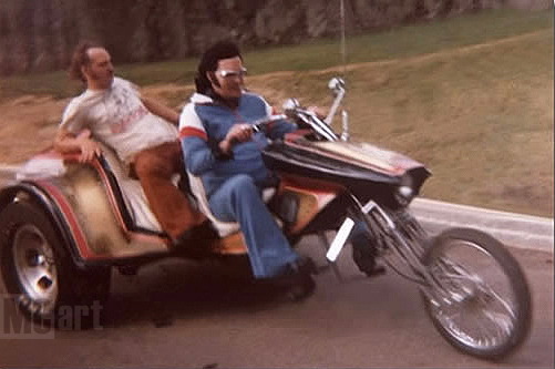 Les stars et les harleys - Page 2 Elvis-Trike